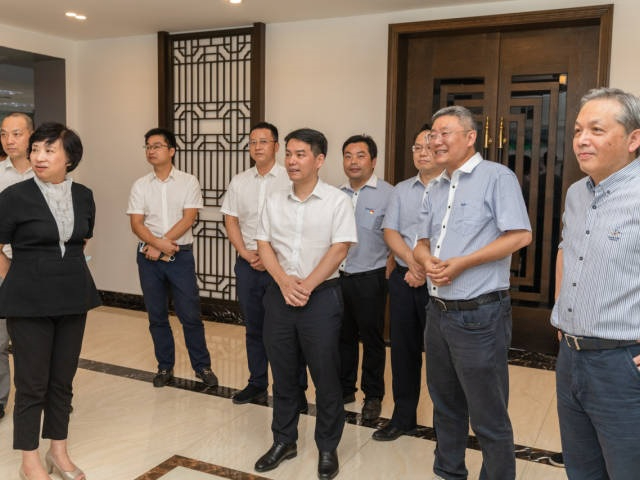 海曙區(qū)委書記徐強(qiáng)帶隊來訪我司開展“三服務(wù)”活動